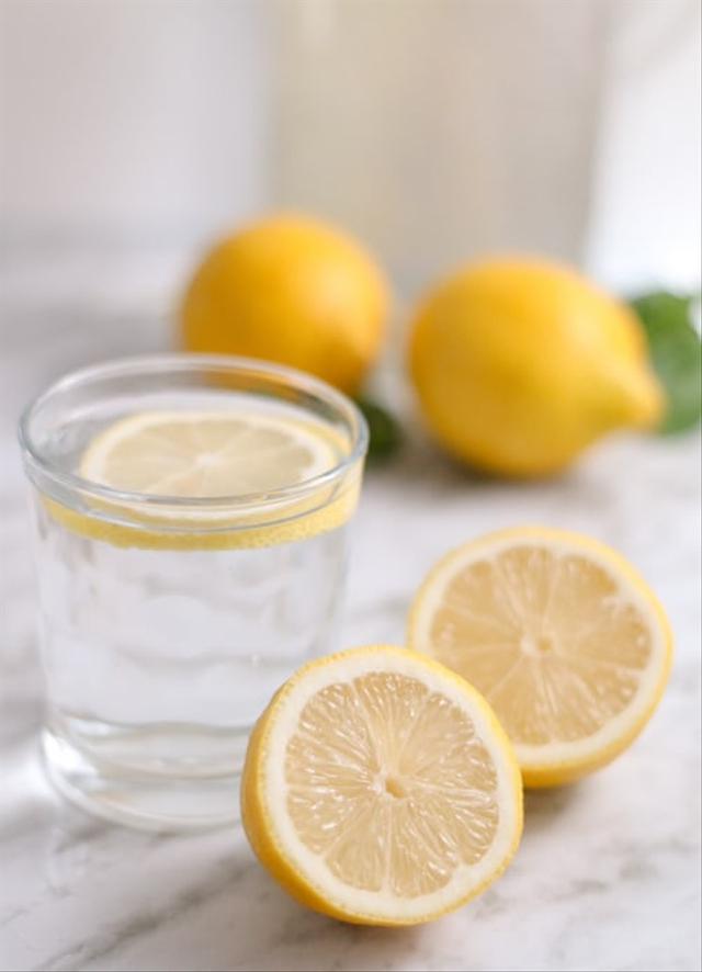 Ilustrasi lemon water. Foto: Unsplash