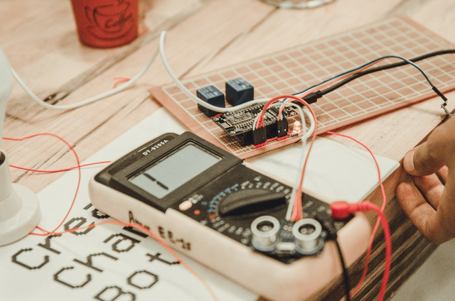 Ilustrasi mengukur daya listrik. Foto: Unsplash