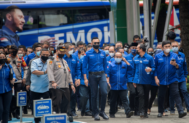 Ketua Umum Partai Demokrat Agus Harimurti Yudhoyono (AHY) (tengah) didampingi pendukungnya berjalan memasuki Kementerian Hukum dan HAM. Foto: Aditya Pradana Putra/Antara Foto