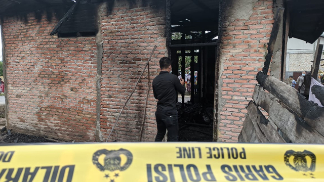 POLISI lakukan olah Tempat Kejadian Perkara (TKP) tewas terpanggangnya seorang bayi berumur 3 tahun usai main korek api saat ditinggal ibunya bepergian, Senin (8/3/2021).  