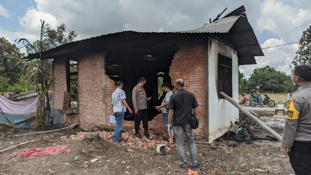 DINDING rumah Linda terpaksa dibobol warga untuk menyelamatkan anaknya berumur 3 tahun, Fauzan, saat rumah mereka huni terbakar, Senin (8/3/2021). 