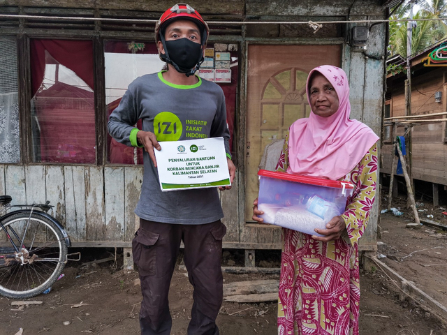 Banjir Kalsel, SDIT Darul Ma'arif 3 Ciracas dan IZI Salurkan Bantuan