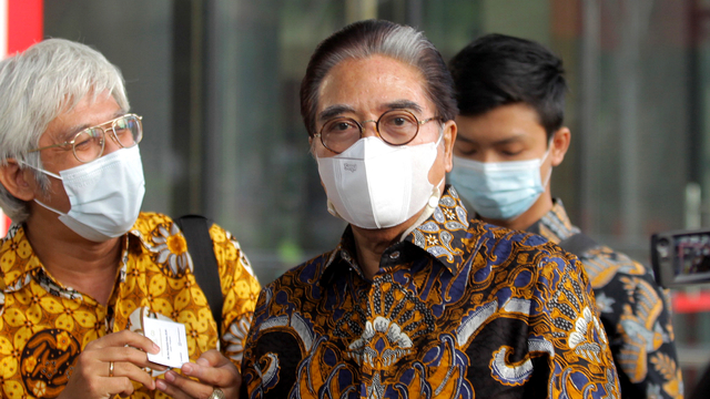 Pengacara Hotma Sitompul usai diperiksa di gedung KPK, Jakarta, Jumat (19/2/2021). Foto: Reno Esnir/ANTARA FOTO