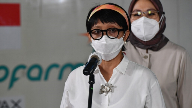 Menlu RI Retno Marsudi saat konferensi pers kedatangan vaksin corona tahap keenam di Bandara Internasional Soekarno Hatta, Tangerang, Banten, Senin (8/3/2021). Foto: Amiri Newsroom, Infopublik, DJIKP, Kominfo