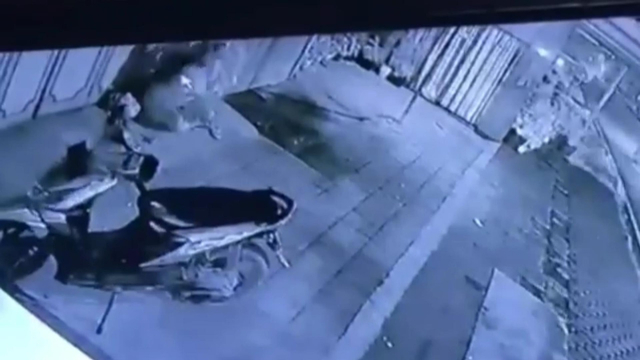 Seorang perempuan diduga berbuat mesum dengan seorang pria di emperan toko yang terekam CCTV.   