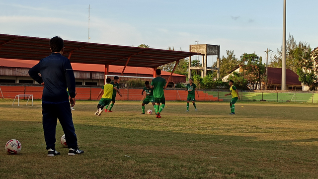 Pelatih Fisik Persiraja Irwansyah memandu jalannya latihan perdana pemain Persiraja Banda Aceh yang berlangsung di Stadion H Dimurthala, Senin (8/3) sore, untuk persiapan turnamen pramusim Piala Menpora 2021. Foto: Husaini Ende/acehkini