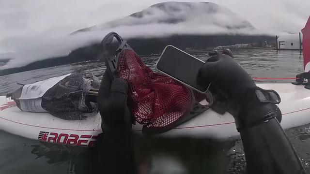 Clayton Helkenberg dan istrinya, Heather, menemukan iPhone 11 yang tenggelam 6 bulan di Harrison Lake, Kanada. Foto: Aquatic Monkey/YouTube