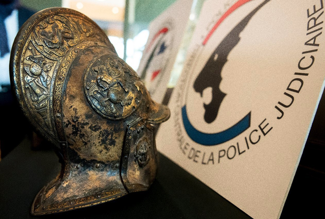 Baju besi dari abad 16 yang hilang dari museum Louvre Foto: Twitter Police Nationale