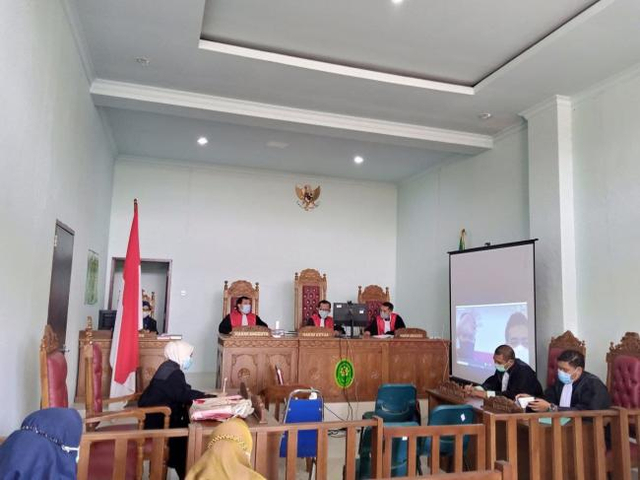 Sidang kasus narkoba dengan dua terdakwa. (Foto: Afriadi/Batamnews)