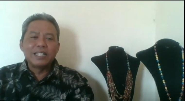 Nur Wakid, Pionir Manik-manik kaca asal Jombang saat diwawancarai tim media OK OCE beberapa waktu lalu, 2021. 