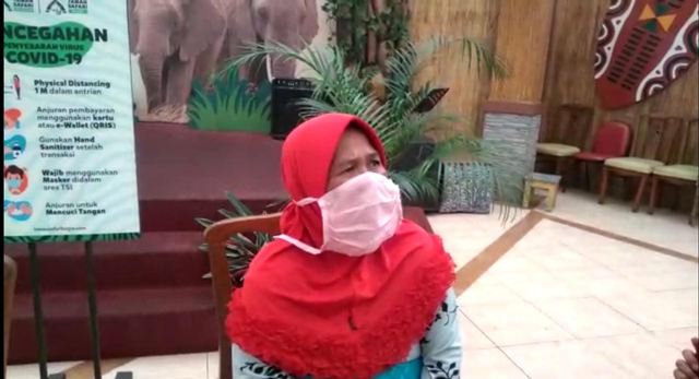 Nenek Khadijah (56), datangi Taman Safari Indonesia Bogor. Minta maaf karena memberi makan sampah plastik ke kudanil. Foto: Dok. Istimewa