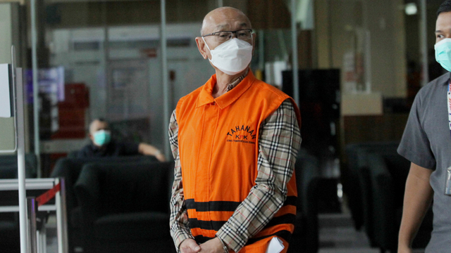 Tersangka Direktur PT Agung Perdana Bulukumba (APB) Agung Sucipto menuju mobil tahanan seusai menjalani pemeriksaan, di gedung KPK, Jakarta, Selasa (9/3/2021). Foto: Reno Esnir/ANTARA FOTO