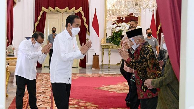 Presiden Joko Widodo menyambut kedatangan Amien Rais bersama rombongan di Istana Presiden, Selasa (9/3). Foto: Muchlis Jr/Biro Pers Sekretariat Presiden