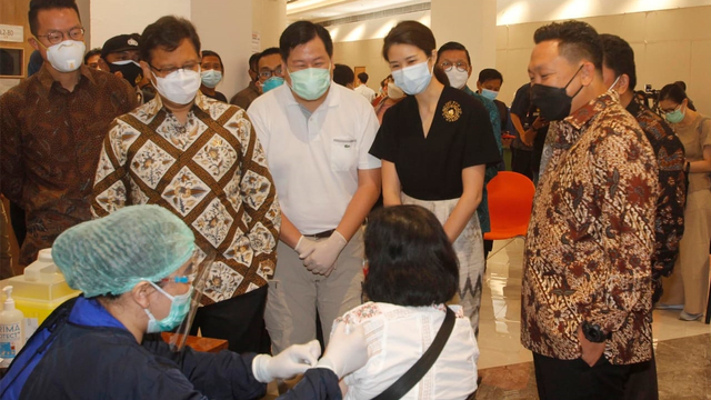 Komisi IX bersama Menkes Budi Gunadi meninjau proses vaksinasi lansia di Lippo Mall Puri, Selasa (9/3). Foto: Komisi IX 