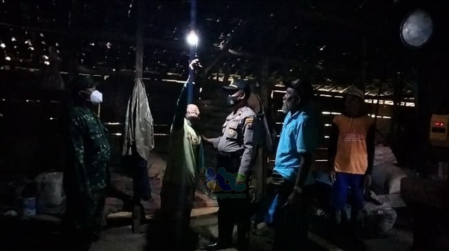 Mbah Pasrum, warga Desa Kedungsumber, Kecamatan Temayang, Kabupaten Bojonegoro, saat menyalakan lampu penerangan di rumahnya. (foro: dan/beritabojonegoro)