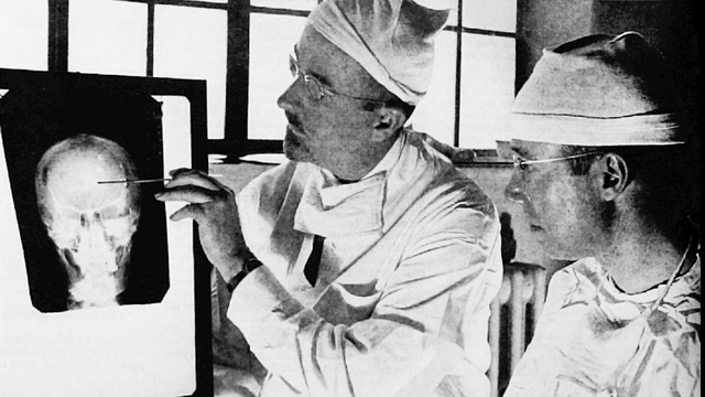 Dokterr Walter Freeman (kiri), salah satu praktisi lobotomi dari Amerika Serikat | Wikimedia Commons