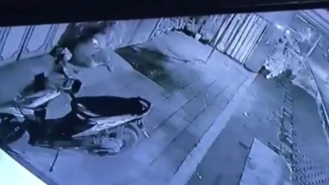 Kelakuan mesum kuwé dilakokna nang émpér ruko wayah bengi. Aksi kuwé ya dadi viral sawisé kerékam CCTV lan nyebar nang ngendi ora. (Foto: Istimewa)