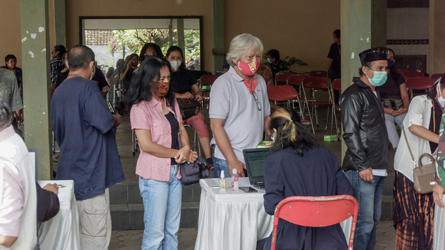 Sejumlah seniman hadir di vaksinasi massal di Padepokan Seni Bagong Kussudiarja (PSBK), Kecamatan Kasihan, Kabupaten Bantul, hari ini, Rabu (10/3). Foto: Arfiansyah Panji Purnandaru/kumparan