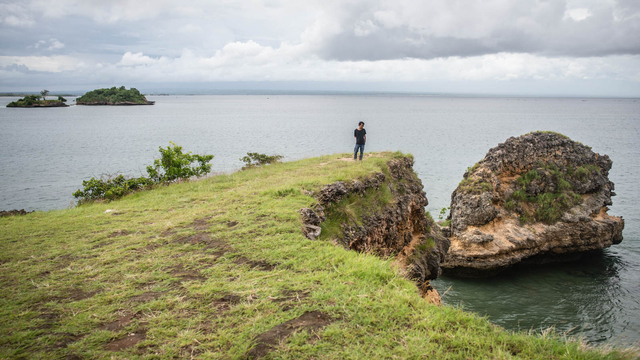 Wisatawan di tebing kawasan Pantai Pink, Sekaroh, Jerowaru, Lombok Timur, Nusa Tenggara Barat, Selasa (9/3/2021). Foto: ANTARA FOTO/Aprillio Akbar