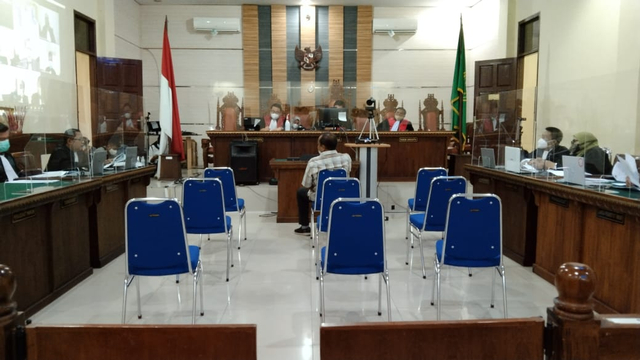 Kondisi persidangan suap fee proyek Pemerintah Kabupaten Lampung Selatan dengan pemeriksaan saksi pertama di hari ini, Adi Supriyadi, Rabu (10/3). Foto : Bella Sardio/ Lampung Geh