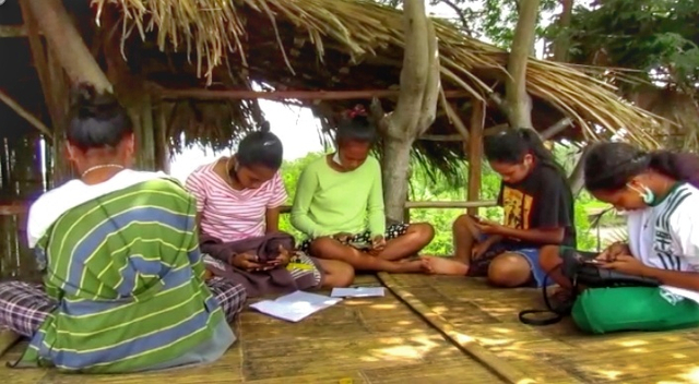 Para pelajar SMP dan SMA sedang belajar online di Bukit Watu Bhesi, salah satu lokasi yang mendapatkan sinyal internet di Desa Anakoli. Foto: Arkadius Togo.