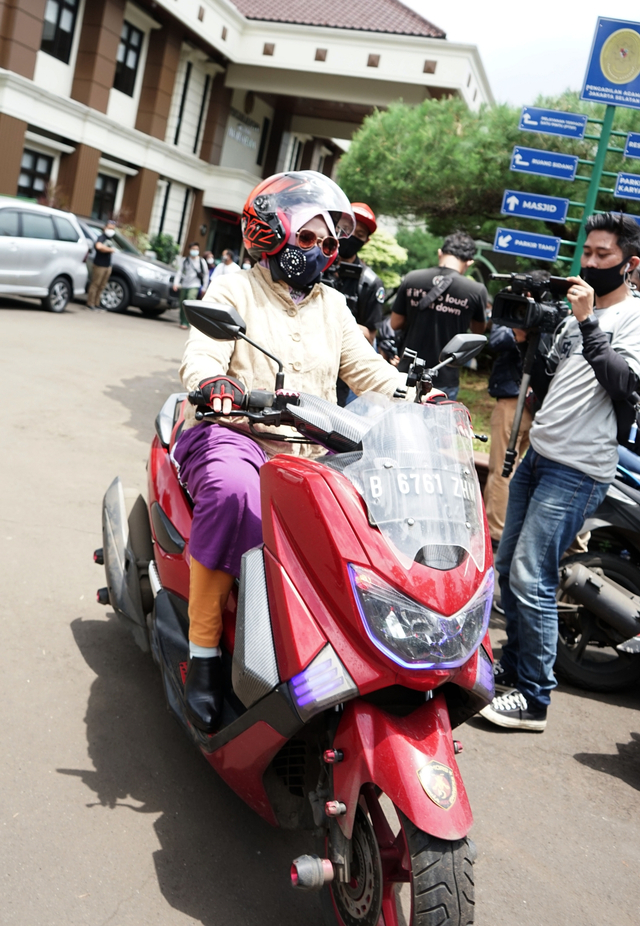Istri Komedian Kiwil, Rohimah, usai menghadiri sidang cerai di Pengadilan Agama Jakarta Selatan, Jakarta, Rabu (10/3/2021). Foto: Ronny
