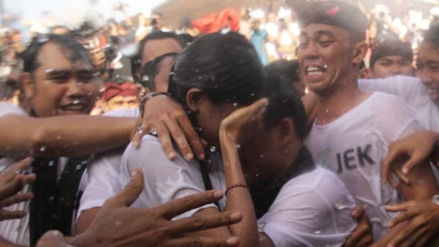 Pelaksanaan Omed-omedan di Denpasar pada 2018 - IST