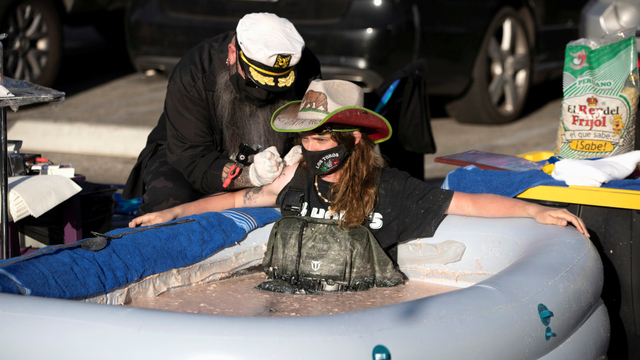 Stuntman Hunter Ray Barker terendam dalam bak mandi kacang untuk meningkatkan kesadaran akan Restoran Meksiko Los Toros, di Chatsworth, California, AS, (8/3). Foto: Mario Anzuoni/REUTERS
