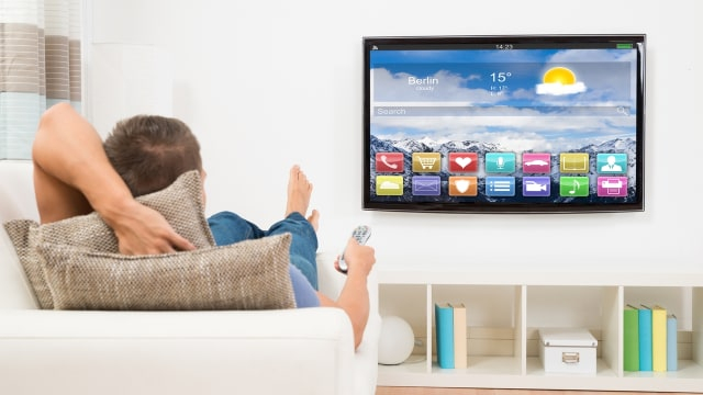 Ilustrasi menonton TV (Foto: Thinkstock)