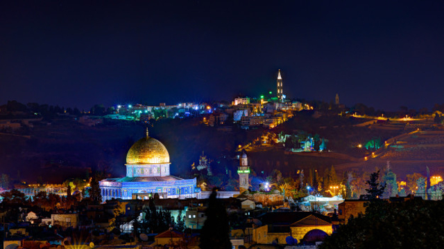 Ilustrasi masjid Al Aqsa di malam hari. Foto: Freepik
