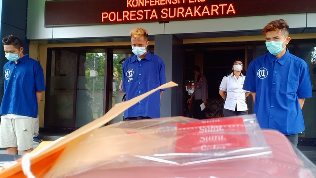 Tiga tersangka prostitusi online ditangkap oleh Polresta Solo