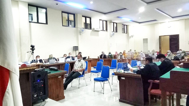 Adi Supriyadi sebagai Kepala Seksi (Kasi) Rehabilitasi Pembangunan Jalan dan Jembatan Dinas PUPR Lampung Selatan  menjadi saksi di Sidang Tipikor, Rabu (10/3). Foto: Bella Sardio/ Lampung Geh