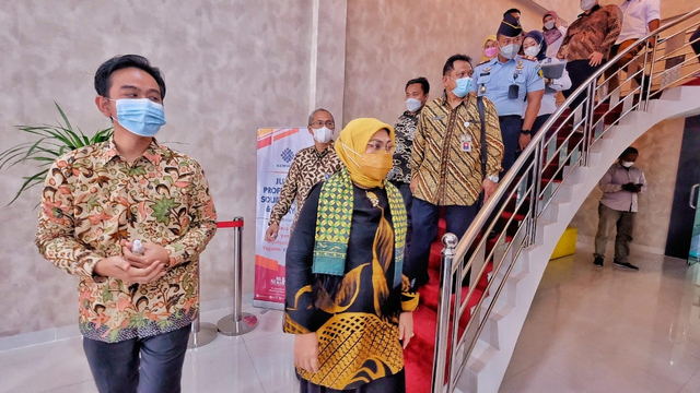 Wali Kota Solo Gibran Rakabuming mendampingi Menaker Ida Fauziah dalam kunjungan di Kota Solo, Rabu (10/03/2021)