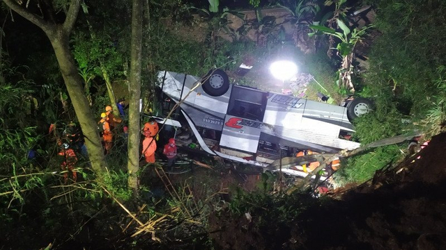 Bus pariwisata terperosok ke jurang di Jalan Raya Sumedang-Cibereum, Kabupaten Sumedang, Jawa Barat, Rabu (10/3).  Foto: Bagus Ahmad Rizaldi/ANTARA