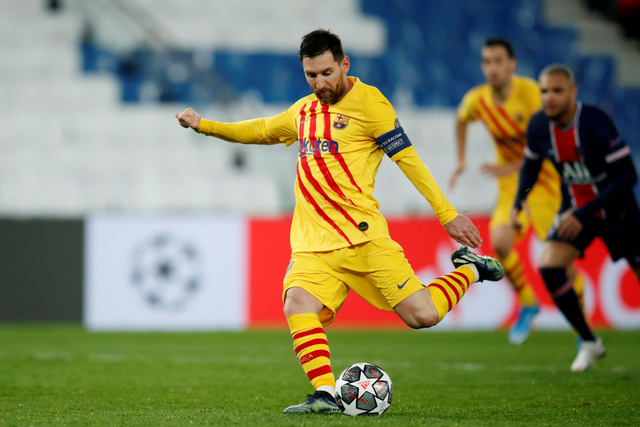 Pemain Barcelona Lionel Messi menendang penalti ke arah gawang Paris Saint-Germain pada pertandingan leg kedua 16 besar Liga Champions di Parc des Princes, Paris, Prancis. Foto: Gonzalo Fuentes/REUTERS