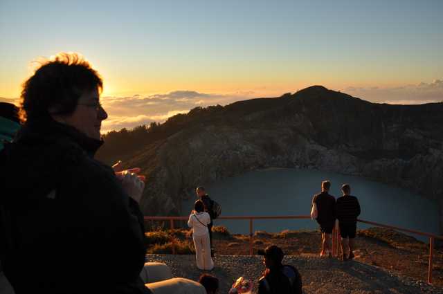 Tampak wisatawan dari mancanegara sedang menikmati keindahan matahari terbit serta pesona tiga danau vulkanik di TN Kelimutu. Foto: Simon Onggo.