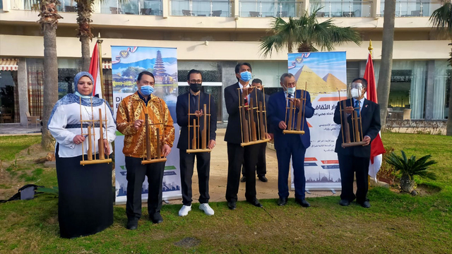 Dubes KBRI Cairo Luthfi Rauf (keempat dari kiri) meresmikan pembentukan Komunitas Pencinta Indonesia (KOPI) dari warga Mesir di Kota Alexandria. Foto: Dok. KBRI Cairo