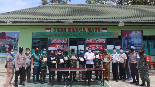 Tim Gabungan Satgas Yonif 642/Kapuas dan Satgas Intelijen Koopsdam XII/Tpr gagalkan penyelundupan narkoba di perbatasan. Foto: Dok. Puspen TNI