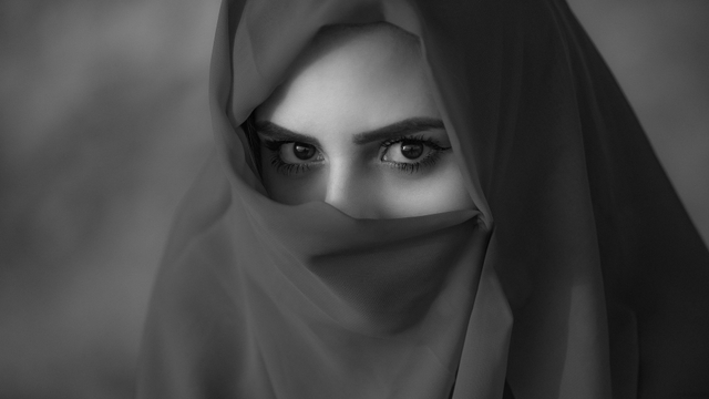 Seorang Muslimah mengenakan pakaian gelap. Foto: Pixabay