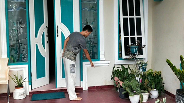 ANAK Ketua Lembaga Adat Melayu Riau (LAMR) Pekanbaru yang juga Kasi Penkum Kejati Riau, Muspidauan, menunjukkan lokasi kepala anjing yang dilemparkan orang tak dikenal, Jumat pekan lalu. 