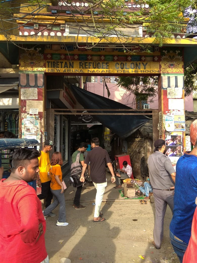 Suasana di salah satu jalan masuk ke kawasan Majnu ka Tilla, Delhi, India (Foto Koleksi Pribadi)