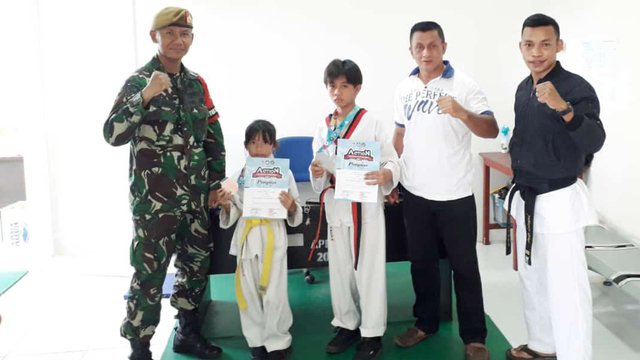 Dua atlet taekwondo asal Halmahera Utara saat meraih medali. Foto: Istimewa