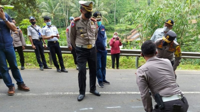 Polisi melakukan olah tempat kejadian perkara kecelakaan bus masuk jurang di Wado, Kabupaten Sumedang, Jawa Barat, Kamis (11/3/2021). Foto: Polres Sumedang/HO ANTARA