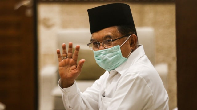 Ketua Dewan Masjid Indonesia (DMI) Jusuf Kalla melambaikan tangan saat akan mengikuti acara peluncuran "Gerakan Nasional Mengisi Masjid dengan 1 Juta Sajadah Pelindung COVID-19" di Masjid Istiqlal, Jakarta, Kamis (11/3/2021). Foto: Rival Awal Lingga/ANTARAFOTO