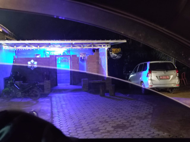 Mobil dinas berplat merah milik Pemkab Bangka Selatan saat terparkir di area lokalisasi.