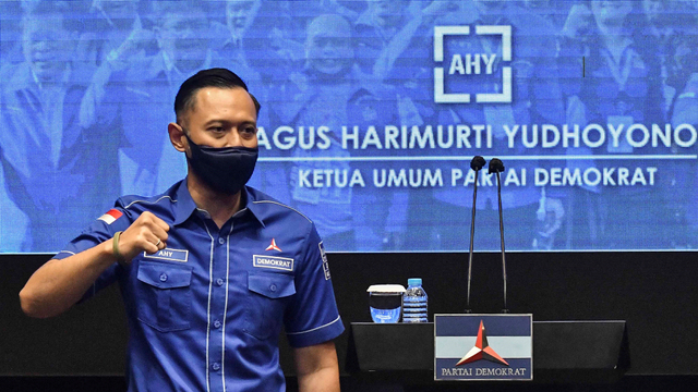 Ketua Umum Partai Demokrat Agus Harimurti Yudhoyono (AHY) mengepalkan tangannya usai rapat dengan Ketua DPD Partai Demokrat se-Indonesia terkait KLB Partai Demokrat, Jakarta, Minggu (7/3/2021). Foto: Fakhri Hermansyah/ANTARA FOTO
