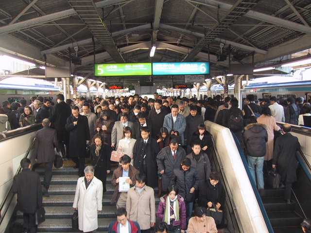 Situasi rush hour salah satu statsiun di Tokyo, Jepang. Sumber : Wikipedia.