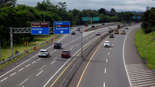 Kendaraan roda empat melintas di tol Jagorawi menuju Jalan Raya Puncak, Kabupaten Bogor, Jawa Barat, Kamis (11/3/2021).  Foto: Yulius Satria Wijaya/ANTARA FOTO