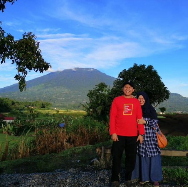 Very Rosnedy bersama istri. Foto: dok