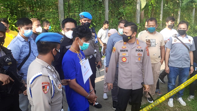Rekonstruksi kasus pembunuhan gadis bercelana doraemon dan wanita berambut panjang di Bogor, Kamis (11/3). Foto: Dok. Istimewa
